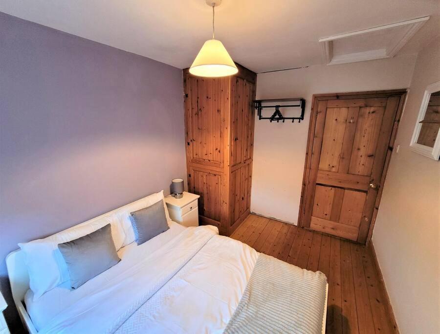 Nice 4-Bedroom Vacation Home With Indoor Fireplace Уелингтън Екстериор снимка