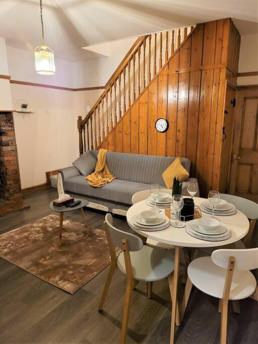 Nice 4-Bedroom Vacation Home With Indoor Fireplace Уелингтън Екстериор снимка
